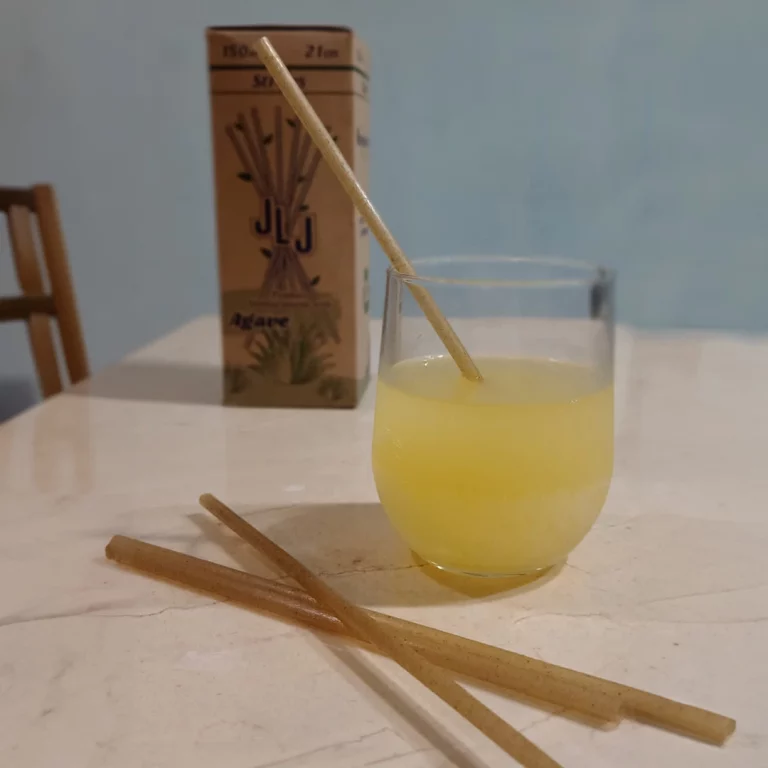 Popote de agave con bebida refrescante