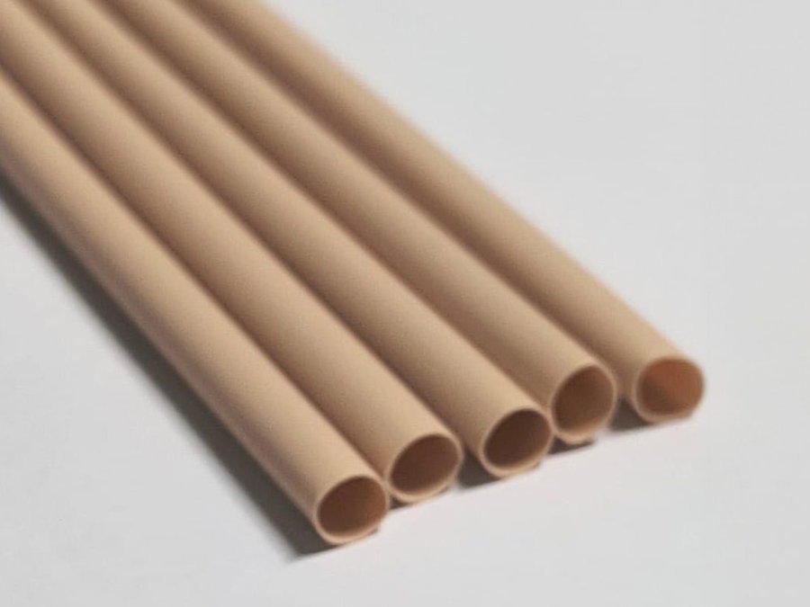 Acercamiento de popotes biodegradables de color natural.